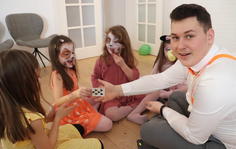 Animatori de petreceri la copii, de ce au devenit atât de populari în România?