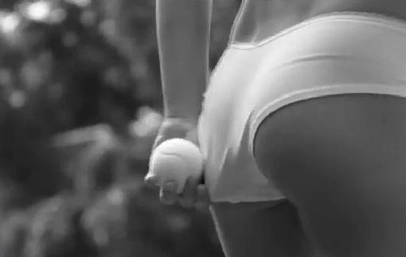 Nu te vei uita la minge nicio secundă! Hai să joci tenis cu Bar Refaeli, îmbrăcată doar în lenjerie intimă!  