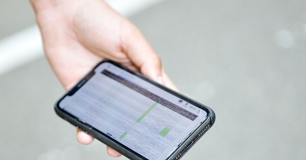 Rezultatele la Evaluarea Naţională 2025, publicate pe edu.ro - Imagine cu un smartphone pe care sunt afi[ate rezultate de la un examen