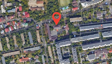 Clădirea de două etaje din strada Pictor Ion Țuculescu, nr. 42, a aparținut fostului Grup Școlar Industrial Nicolae Teclu