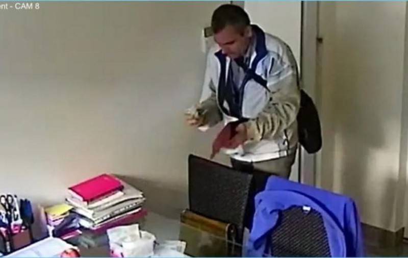 Un hoț a fost filmat când a dat lovitura într-un cabinet medical din Sibiu