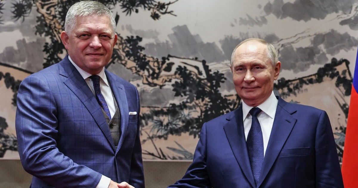 Robert Fico (stâng) dă mâna cu Vladimir Putin Foto: Profimedia