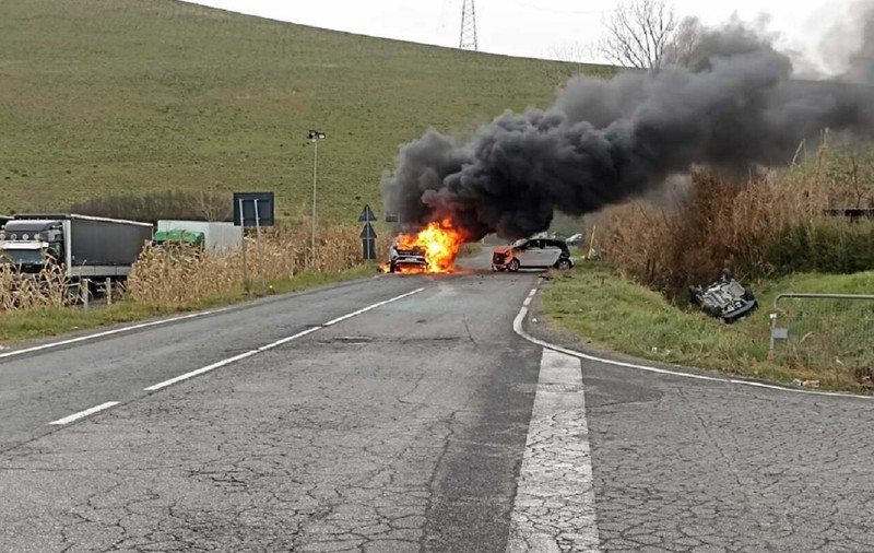 Un român de 20 de ani a făcut prăpăd pe o șosea din Italia. Avea 150 km/h, mașina lui a explodat