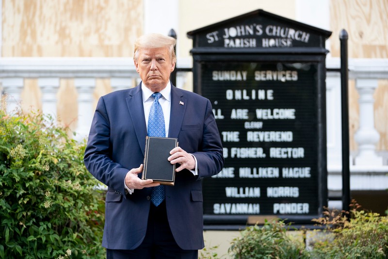 Ca reacție la protestele de amploare care aveau loc în Statele Unite cauzate de moartea lui George Floyd, fostul președinte american Donald Trump s-a pozat cu o biblie în mână, în fața bisericii „St. John” din Washington - pe 1 iunie 2020| Foto Hepta