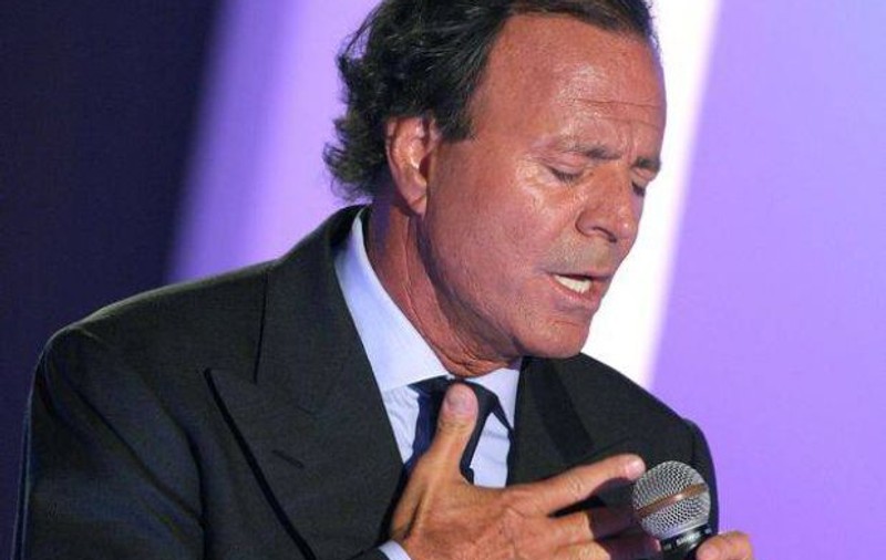 Surpriză pentru fani! Bilete cu reducere, la concertul Julio Iglesias din Iaşi