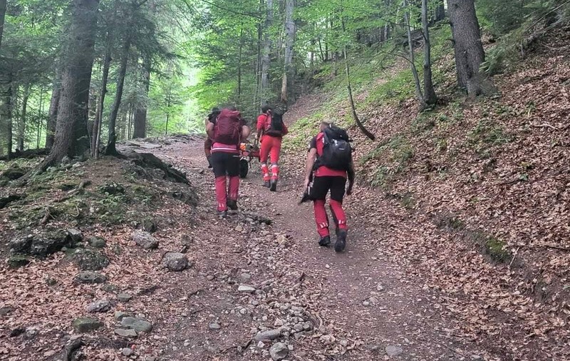 Salvamontiștii au intervenit pentru salvarea unor turişti rătăciţi în Munţii Retezat. O tânără a suferit traumatisme