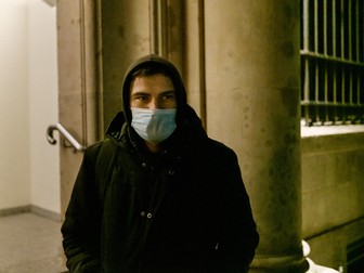 Alexandru, 25 de ani, a fost primul votant de la secția 159 la Ambasada României la Berlin