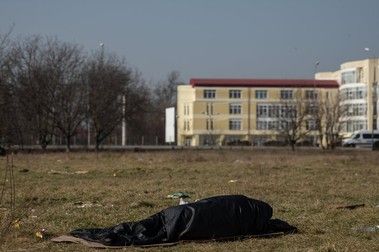 Unul dintre băieții migranți se odihnește în timpul zilei pe un câmp din Timișoara