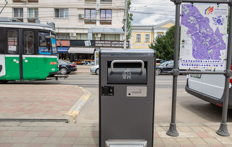 Primăria Iași a cumpărat coșuri de gunoi cu GPS. Acestea pot dialoga cu utilizatorii