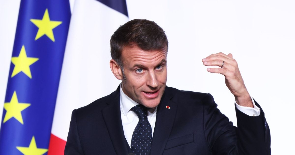 Emmanuel Macron vorbește gesticulând din mână la o conferință de presă organizată la Palatul Elysee din Paris, 6 ianuarie 2026