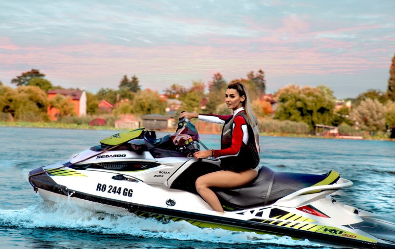 FOTO EXCLUSIV/ De la sport intens, la sport extrem e doar un pas ...mare. Alina Eremia l-a făcut!