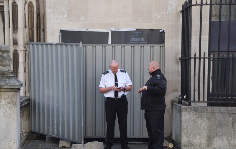Nouă lucrare Banksy din Londra, păzită cu poliția și încadrată de garduri
