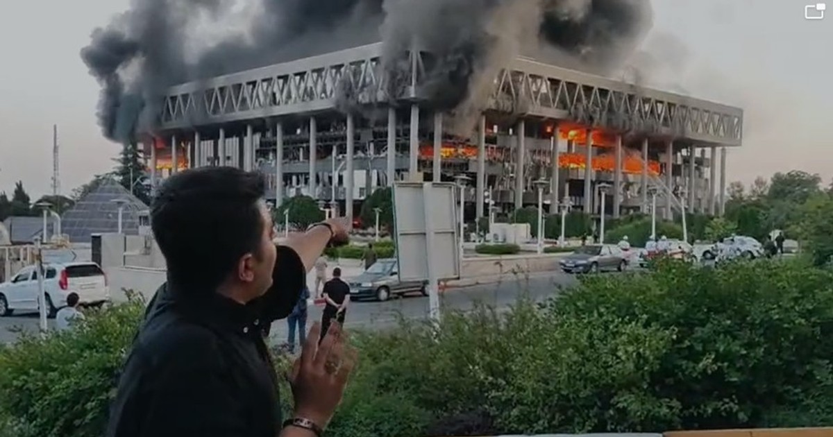 Televiziunea iraniană de stata a fost lovită. in imagini se vede cladirea in flacari
