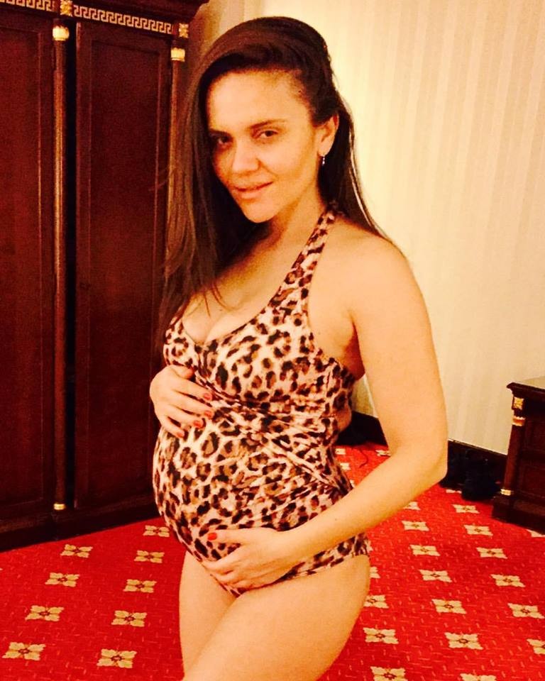Cristina Șișcanu, în costum de baie: fotografiată în camera de hotel