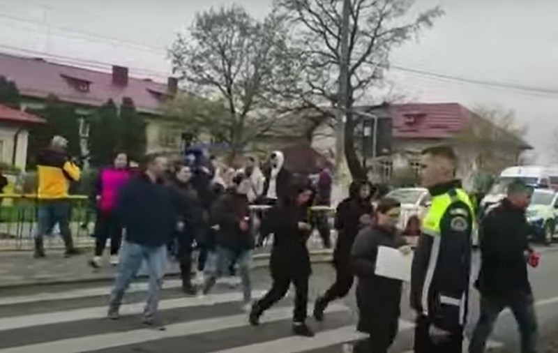 Zeci de oameni traversează cu lumânări aprinse pe trecerea de pietoni pe care un băiețel de 3 ani a fost strivit de un TIR, la Lețcani, în Iași | VIDEO