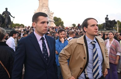 Tineri aflați în fața Palatului Buckingham, în momentul în care a fost anunțat decesul reginei Elisabeta a II-a