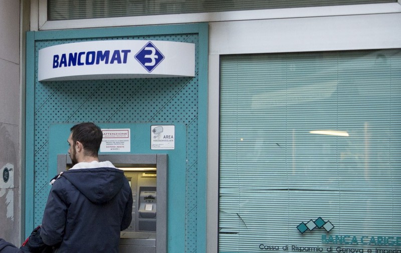 14 români arestaţi în Italia pentru clonare de carduri bancare