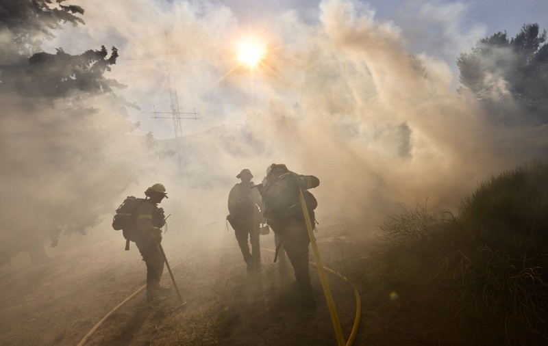 Evacuări şi mii de hectare devastate de incendii de vegetaţie în comitatul Los Angeles