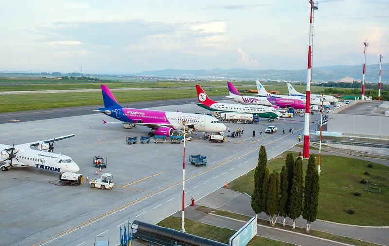 Aeroportul din Iași acuză că apar vile în calea avioanelor, primarul din Aroneanu spune că “atunci când au făcut pista nu erau satul și dealul aici?!”