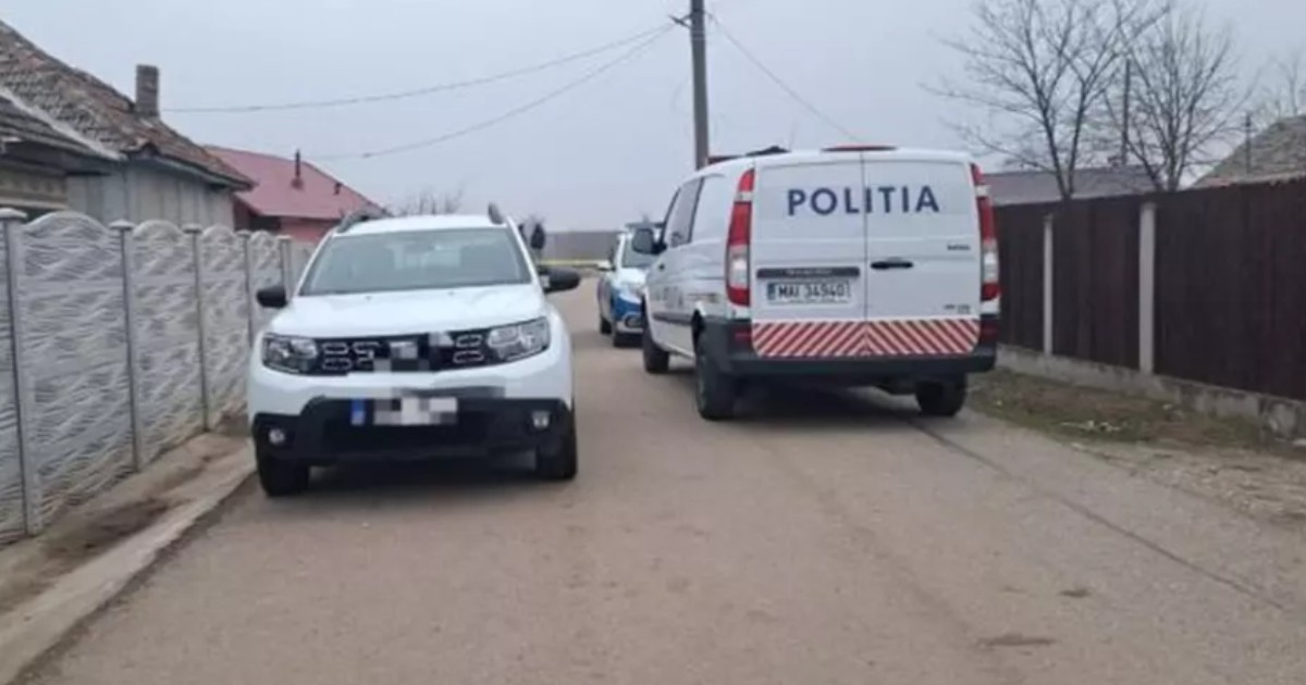 Mașini de poliție parcate pe o stradă