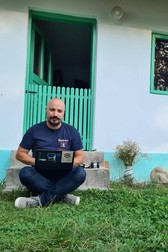 Octavian Viorel a lucrat de pe prispă de când a început pandemia