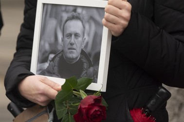 O persoană ține în mână o fotografie a lui Aleksei Navalnîi în timp ce participă la o manifestație în memoria acestuia, în Piața Roncalli din Köln, Germania, la 18 februarie 2024. Foto: Profimedia