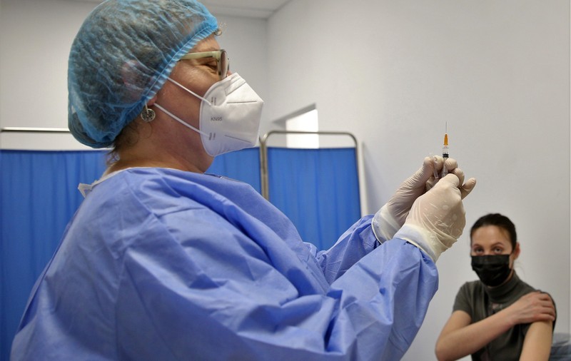 REPORTAJ la un centru de vaccinare cu AstraZeneca din București. Înainte de suspendarea lotului, rămâneau libere 50 de locuri. A doua zi, „lumea s-a speriat de știri”