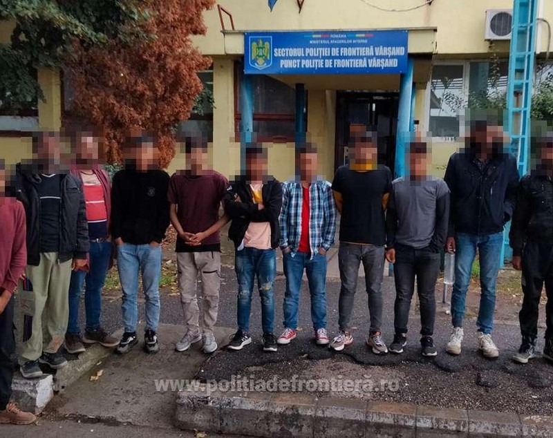 72 de migranți ascunși în TIR-uri, depistați în ultimele 24 de ore, la frontiera cu Ungaria. Erau pitiți printre saci cu fructe și alte bunuri