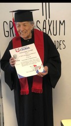 Maria Josefina Cruz Blancas y Garcia, cu diploma de absolvire | Foto: Twitter