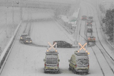Transportul în Atena a fost dat peste cap de zăpada abundentă | Foto: EPA