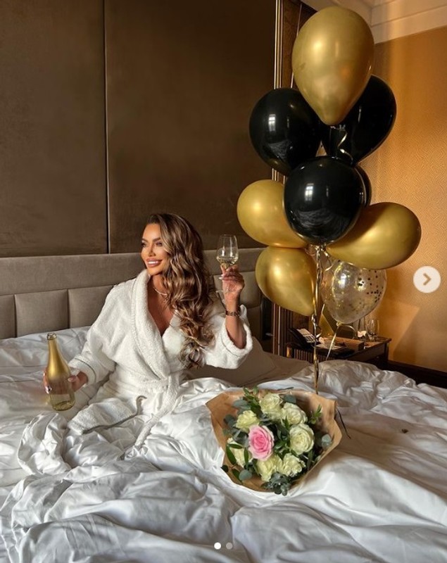 Bianca Drăgușanu și-a sărbătorit ziua de naștere cu șampanie cu foiță de aur și tort, alături de Gabi Bădălău: „Am fost pupată și iubită”