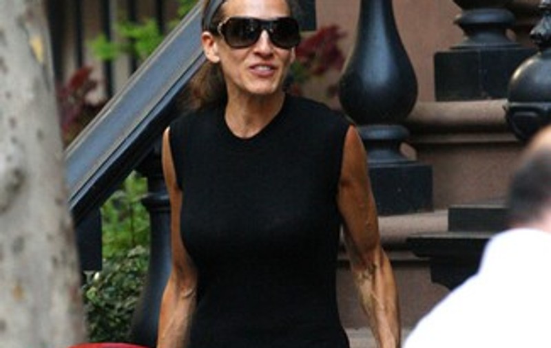 Foto şocante! Uite ce braţe oribile are actriţa Sarah Jessica Parker!