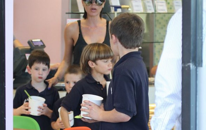 Foto / Victoria Beckham a ieşit cu copiii în oraş