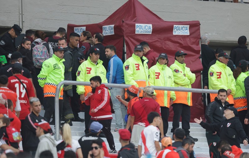 Un spectator a murit, după ce a căzut din tribună în timpul unui meci în Argentina. Jocul a fost anulat