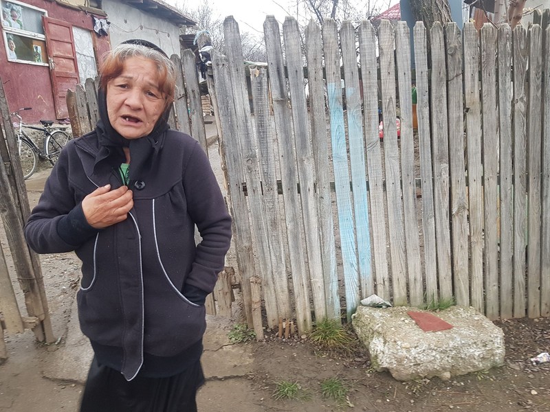 Mama Mihaelei, lângă piatra pe care se juca fata ei