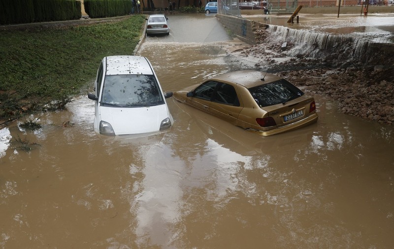 Inundații în Valencia după ploile torențiale. Oameni salvați din mașini. Aeroportul a fost închis temporar