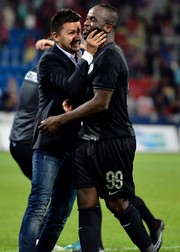 Toto Tamuz este felicitat de Marius Nicolae la final