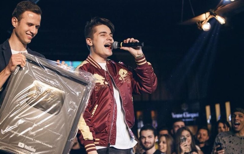 Vloggerul Selly a vândut tricouri de 30.000 de euro într-o zi la concertul său! La 18 ani, e deja milionar