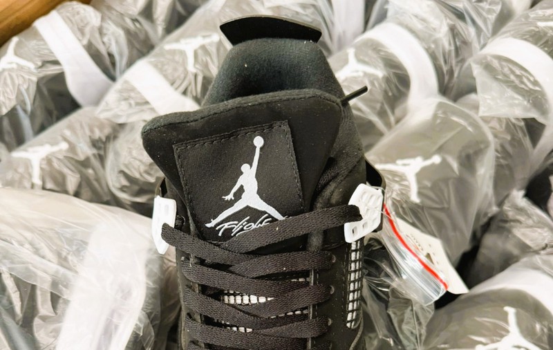 Jante auto „BMW și AUDI” și peste 500 adidași „AIR JORDAN NIKE” „made in China”, confiscați de vameși în Constanța