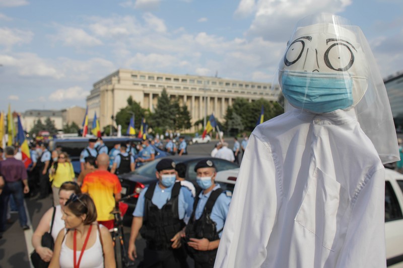 Protest fără măști de protecție în fața Guvernului, față de “dictatura sanitară”