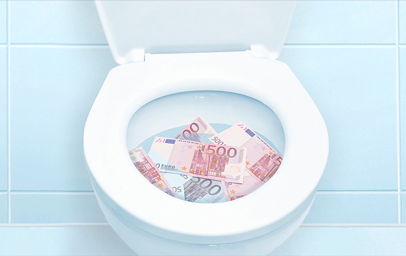 Două femei au aruncat la toaleta unei bănci aproape 100.000 de euro
