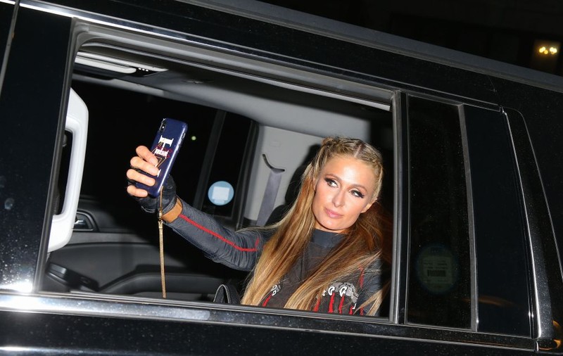 GALERIE FOTO/ Paris Hilton, apariție incendiară la New York Fashion Week. Nu și-au putut lua ochii de la ea
