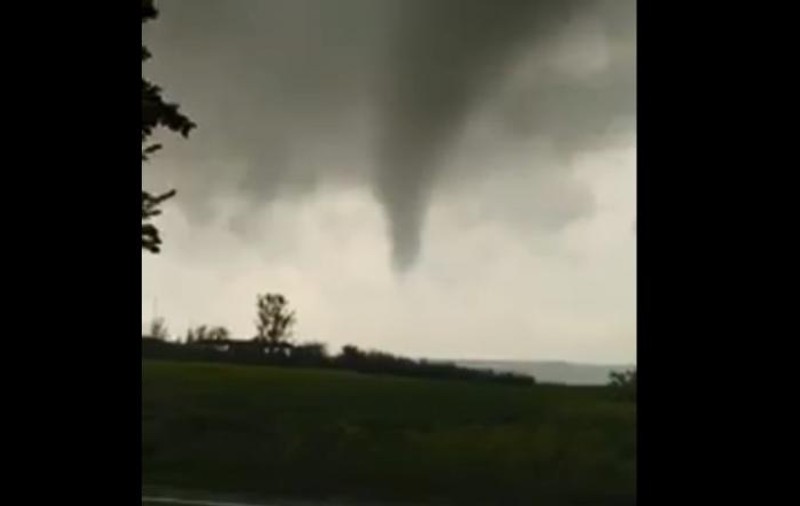 Imagini spectaculoase. Tornadă surprinsă în județul Botoșani