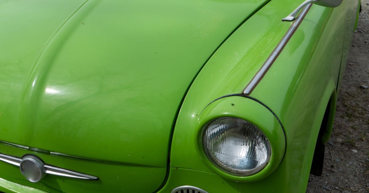 Trabant P50, cunoscut și ca Trabant 500, de culoare verde, doar partea din față