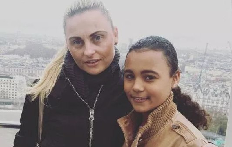 O femeie de 37 de ani își îndeamnă fiica de 14 ani să-și facă operații estetice. "Oamenii urâți nu ajung nicăieri în zilele noastre"