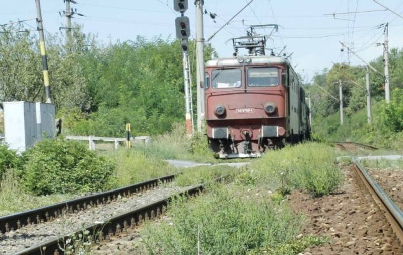 O fetiță de 8 ani a fost călcată de tren într-o gară din județul Hunedoara. Mama și sora ei mai mică au asistat la scena de groază