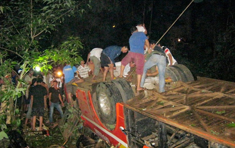 35 de morți și 23 de răniți în Vietnam, după ce un autobuz a căzut de pe un pod