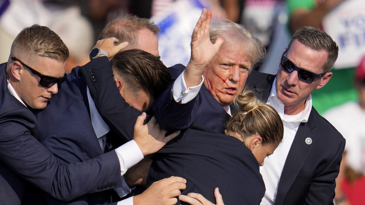 VIDEO Înainte de tentativa de asasinat asupra lui Trump, un polițist neînarmat l-a găsit pe Thomas Matthew Crooks pe acoperiș, a fost amenințat și a fugit