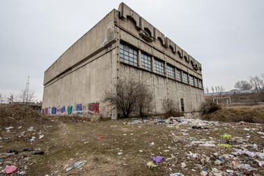 Zona în care e situată sala de tenis e insalubră.