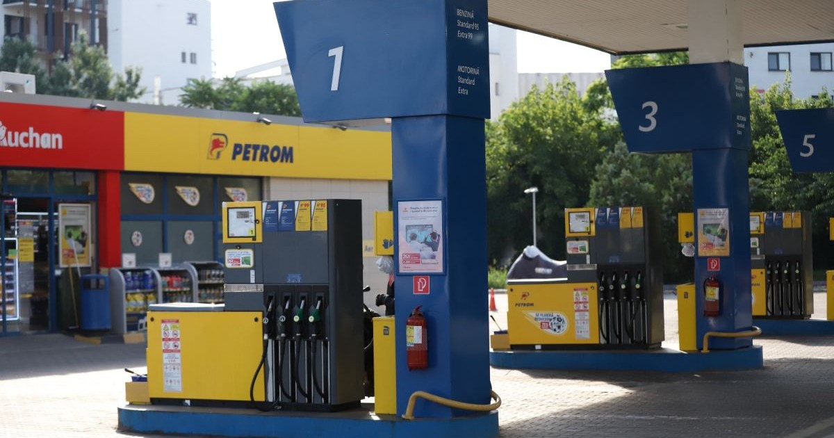 O benzinărie Petrom din București, într-o zi de vară, se văd copaci înfrunziți, 30 iunie 2026